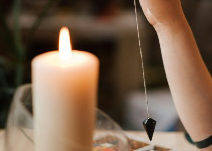 Tout savoir sur le pendule divinatoire : histoire, usages, techniques et secrets d’un outil fascinant